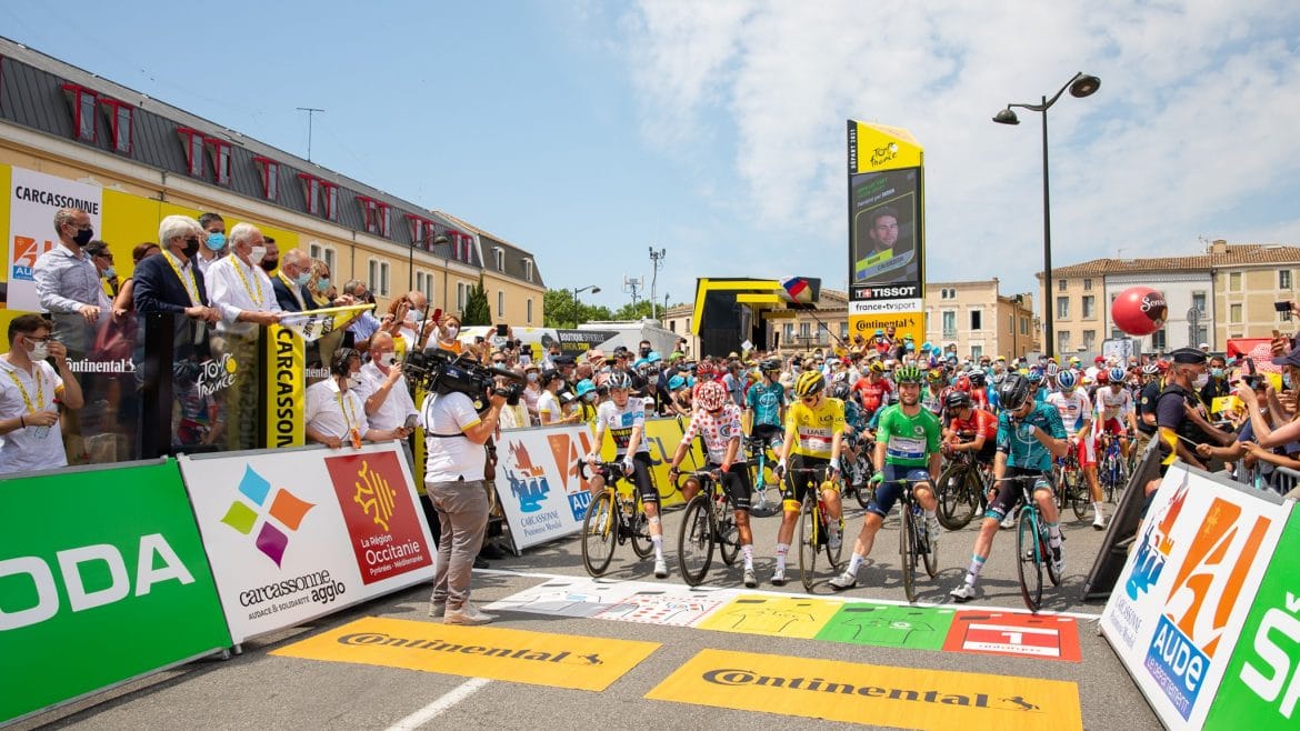 les cyclistes sur la ligne de départ du tour de france à carcassonne