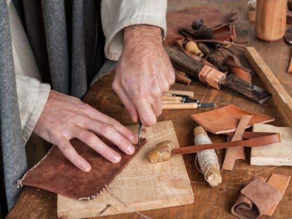 un travailleur du cuir nous montre la découpe de la matière