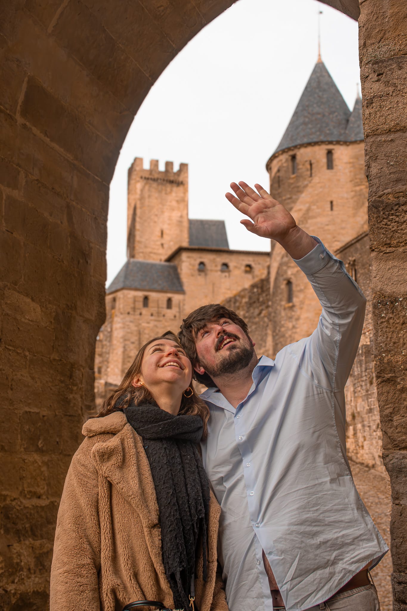 promenade en amoureux dans la cité médiévale de Carcassonne