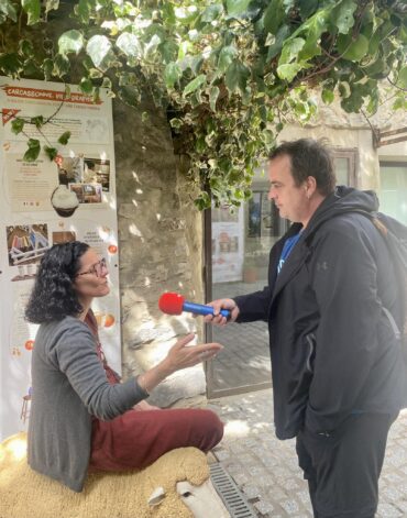 Elodie est interviewée dans la cour de l'office de tourisme de la cité