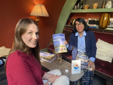 Sarahi rencontre un femme au premier plan lors d'un salon