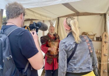 Gwen le chevalier est interviewé dans le camp médiéval
