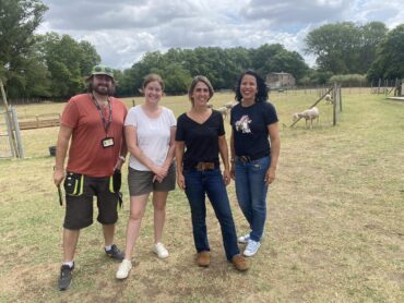 Sarahi pose avec des journalistes pour la tournage d'un documentaire sur la laine de Carcassonne
