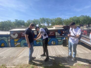 Une interview se prépare devant la péniche europ'odyssée au canal du midi de carcassonne