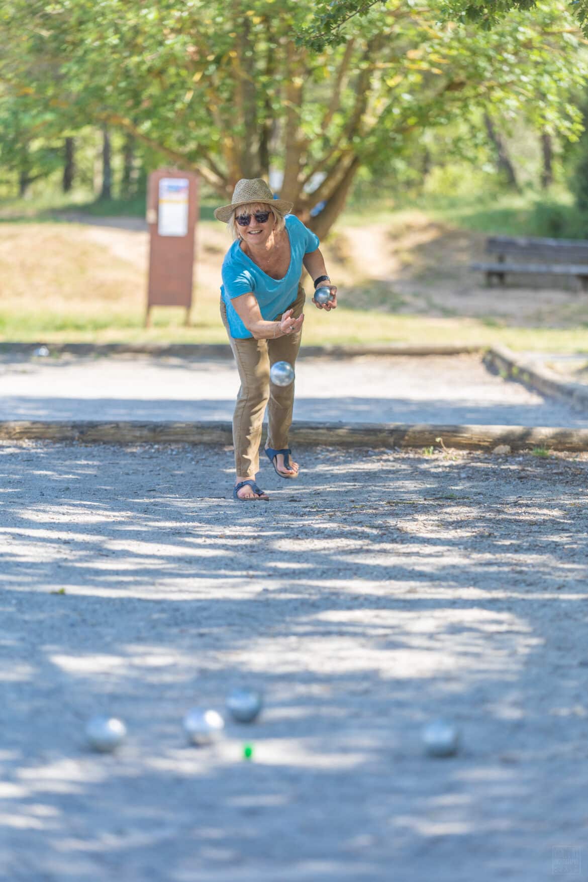 Un joueuse de pétanque sur un terrain au Lac de la Cavayère