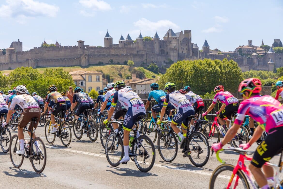les cyclistes du Tour de France passent devant la Cité Médiévale