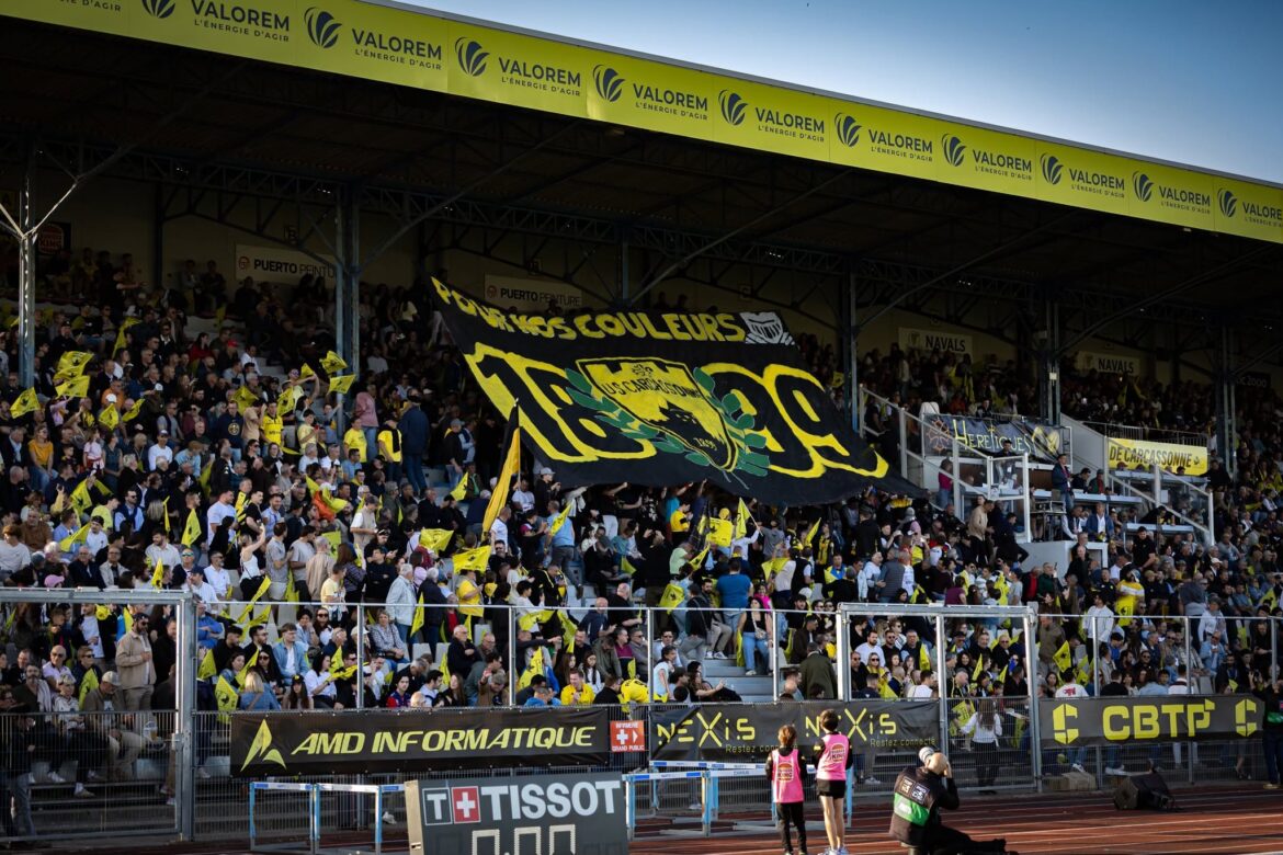 tribune remplie du stade albert domec